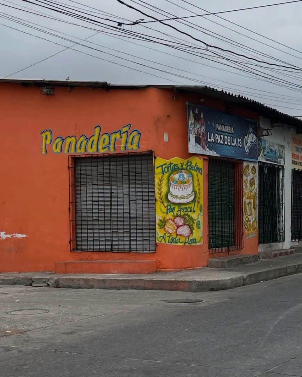 Reytorre's tweet photo. Cinco gobiernos nacionales, prácticamente, y en Barranquilla el mismo grupo político manejando la ciudad durante todos esos gobiernos. Pero la culpa y la responsabilidad, según algunos, no son de ellos.

Alex Char, cada 1 de enero de sus tres gobiernos, anuncia que sacará al Ejército a las calles. La imagen hoy de Barranquilla es lamentable; en ninguna otra ciudad grande del país se ve una situación como esta.