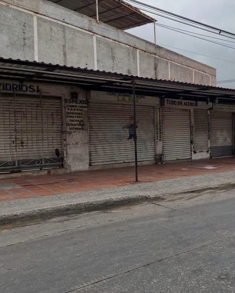 Reytorre's tweet photo. Cinco gobiernos nacionales, prácticamente, y en Barranquilla el mismo grupo político manejando la ciudad durante todos esos gobiernos. Pero la culpa y la responsabilidad, según algunos, no son de ellos.

Alex Char, cada 1 de enero de sus tres gobiernos, anuncia que sacará al Ejército a las calles. La imagen hoy de Barranquilla es lamentable; en ninguna otra ciudad grande del país se ve una situación como esta.