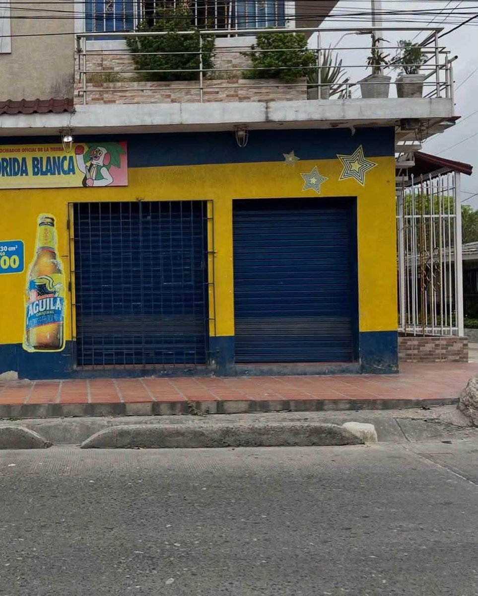 Reytorre's tweet photo. Cinco gobiernos nacionales, prácticamente, y en Barranquilla el mismo grupo político manejando la ciudad durante todos esos gobiernos. Pero la culpa y la responsabilidad, según algunos, no son de ellos.

Alex Char, cada 1 de enero de sus tres gobiernos, anuncia que sacará al Ejército a las calles. La imagen hoy de Barranquilla es lamentable; en ninguna otra ciudad grande del país se ve una situación como esta.