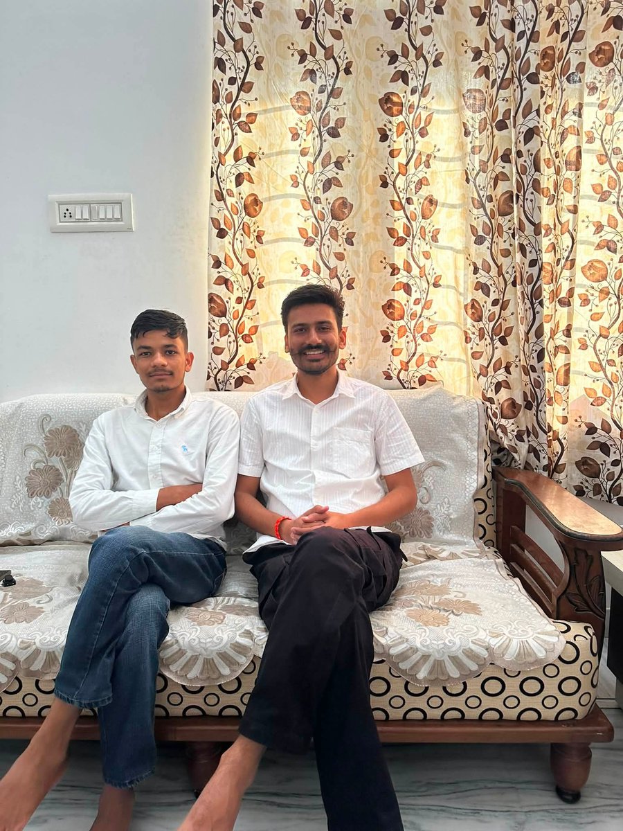 sanjubabarj21's tweet photo. आज The Unfiltered Pawan  से भाई पवन और अरविंद घर पधारे , विभिन्न मुद्दों पर खूब चर्चा हुई , भाइयों ने एक पॉडकास्ट वीडियो शूट किया कैमरे के सामने बोलना आसान नहीं फिर भी माड़ी मोटी कोशिश करी हा ज़्यादा हंस ज्यो मती 😇😇 https://t.co/EvKbdYNvVy
