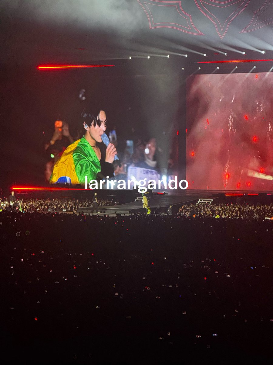 larirangando's tweet photo. JUNGWON COM BANDEIRA DO BRASIL gente isso me cura tanto https://t.co/PWExjcUueh