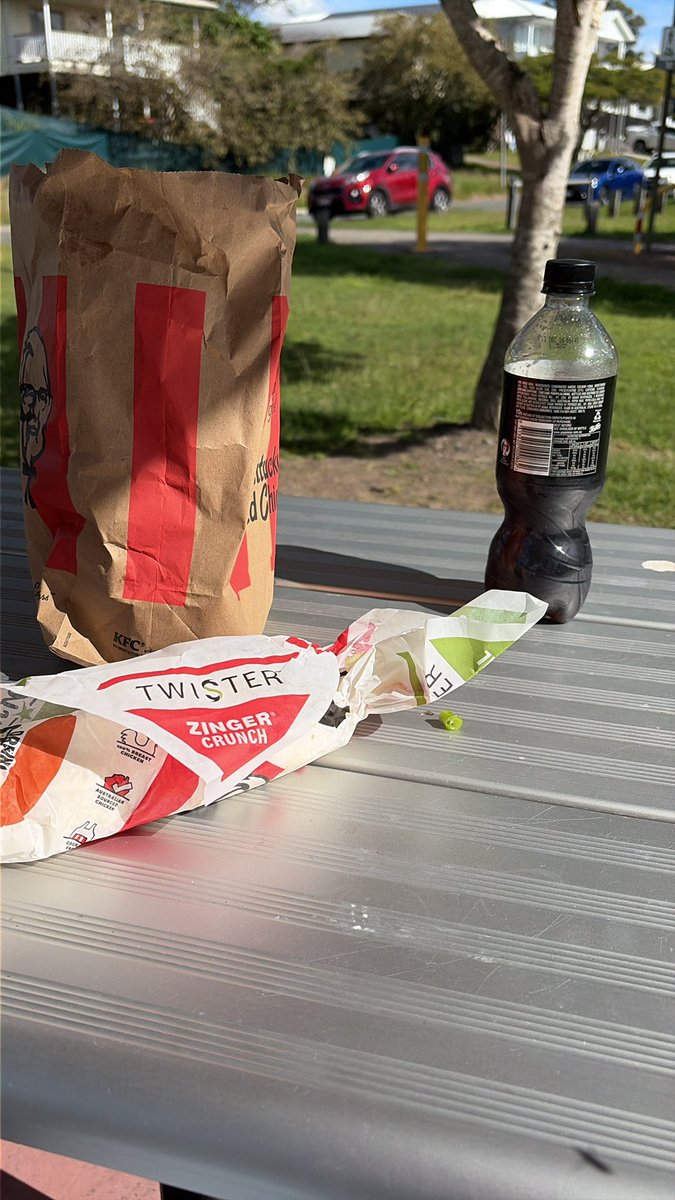 timbliss17's tweet photo. Trying the zinger crunch twister :) https://t.co/T3kEHlyya7