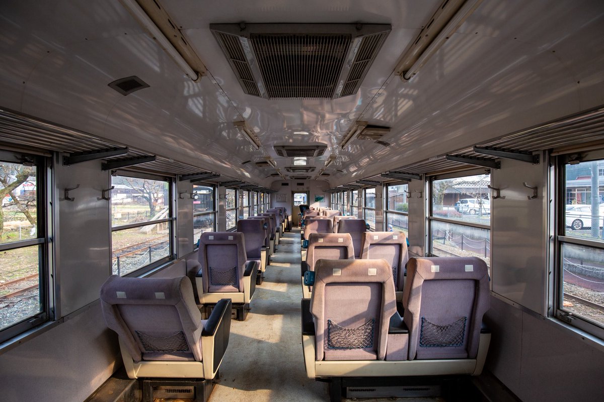 shida_photo's tweet photo. 若桜の12系車内がどうなってるって？
こんな感じ〜
3列リクライニングの夜行列車お待ちしてますよ〜 https://t.co/VF35VrlElx