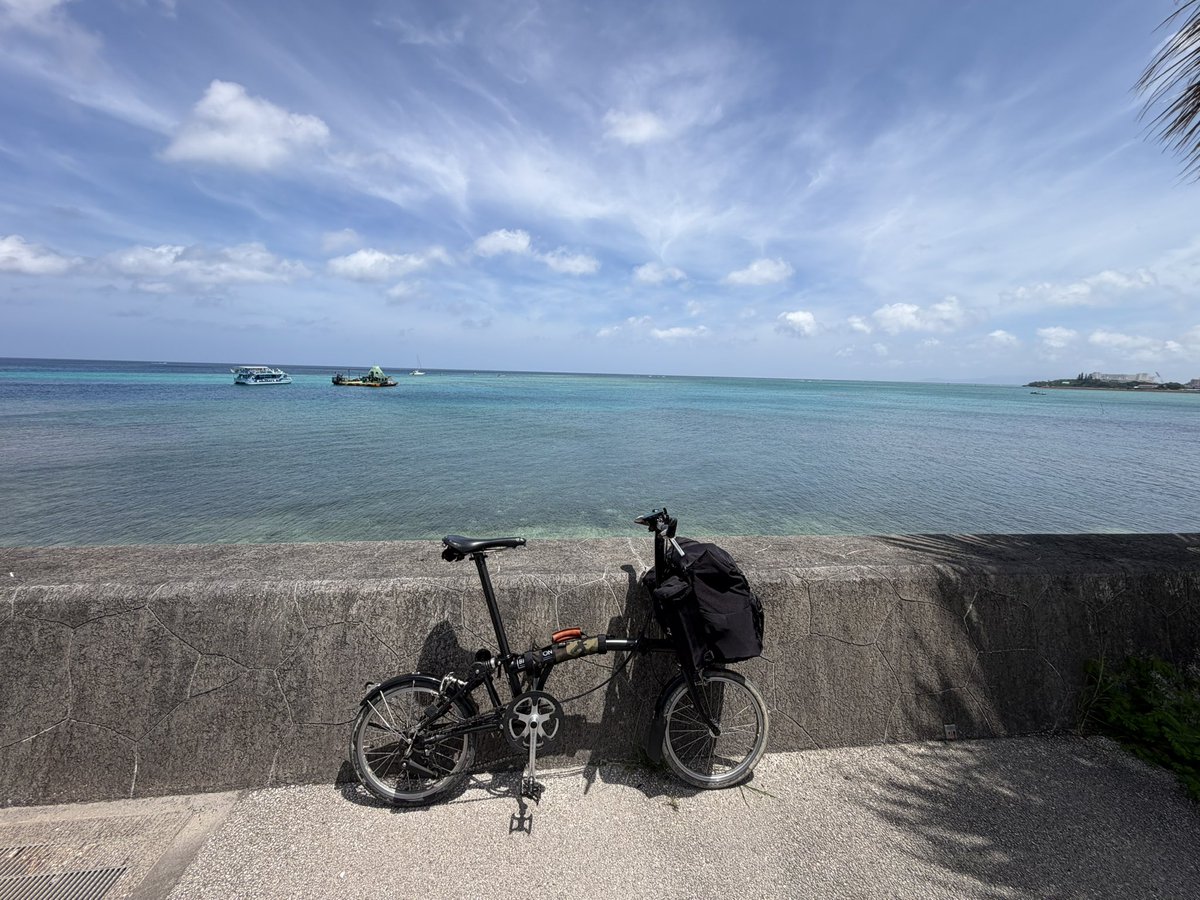 bdwonderful's tweet photo. 沖縄輪行3日目。#輪行　#brompton 那覇〜読谷村〜名護まで。国道58号線沿いに北方面。沖縄第二の都市名護まで自走🚲台風の影響か少しずつ風が強くなってきた。海の透明度が違う🌊 https://t.co/lyBAhLw4dJ