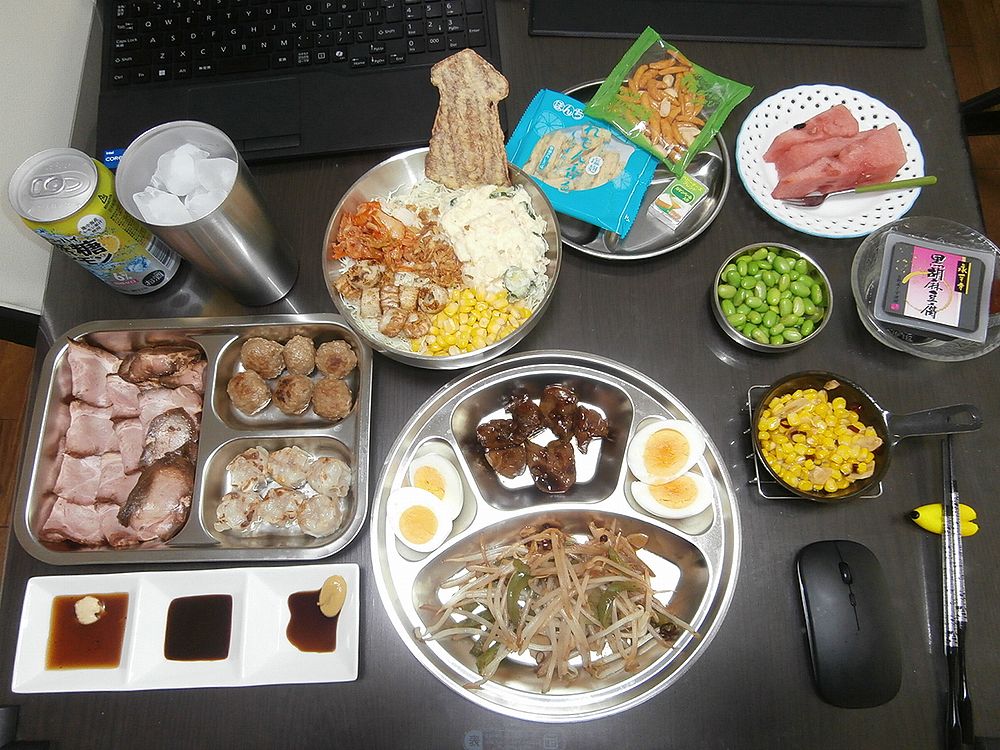 toyokozy's tweet photo. 2026年8耐テレビ観戦メニュー

チューハイ無糖レモン
サラダボウル(キャベツ、ポテトサラダ、カーネルコーン、イカ姿フライ、キムチ、ちくわマヨネーズ)
コーンバター
枝豆
肉だんご
焼売
ローストポーク
鶏レバーの赤ワイン煮
モヤシとピーマン炒め
ゆで卵
黒胡麻豆腐
ベビーチーズ＆おかき https://t.co/8bOwLHSQgb