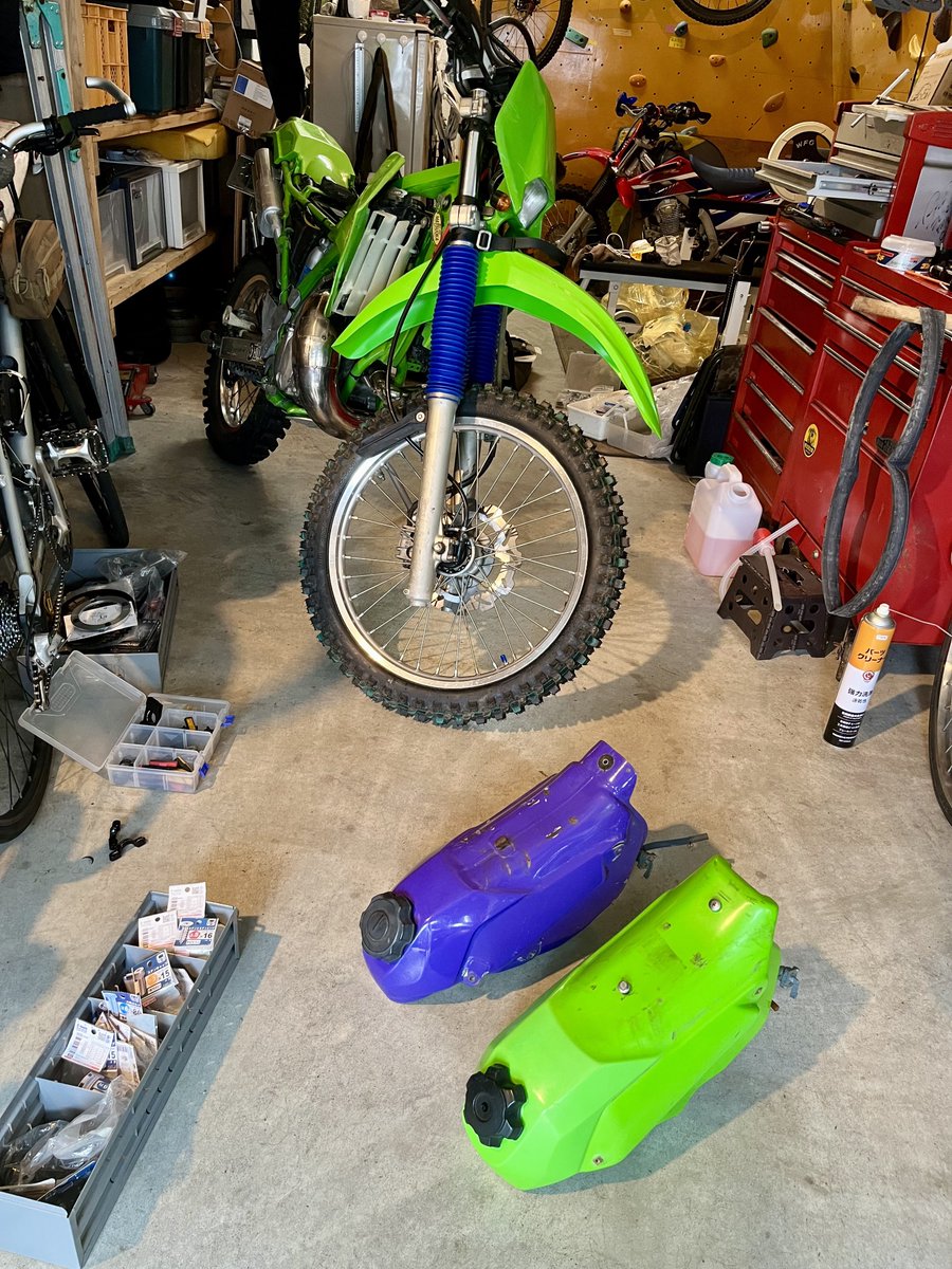 rabbit_George53's tweet photo. 久しぶりに自宅に戻っての休日なのでバイクに乗りたいところだけど朝からずっと雨☔️

仕方ないので今日はKDX220の整備

タンクを金属からポリタンクに交換して約１kgの軽量化 https://t.co/9tZduUffPF