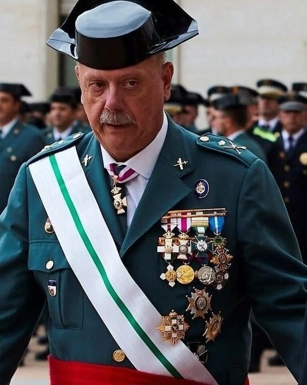 MqGuardiaCivil's tweet photo. El general de Brigada (Retirado) de la Guardia Civil Pedro Garrido Roca ha escrito una carta, dirigida al  DAO y le aconseja que deje el cargo y no participe en «maniobras políticas que no ha diseñado que, además, ni tienen en cuenta a la Guardia Civil».

https://t.co/hlCWnaF9Uy https://t.co/sbF97yI6ih