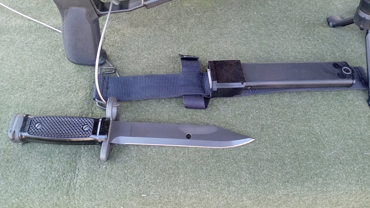 gotyou_jgsdf's tweet photo. 20式銃剣の抜き身を見せてもらいました

89式銃剣から鞘の鉄線挟が無くなっていますが刃に開けた○は残っていますね？🤔 https://t.co/TJYy6kKQKO