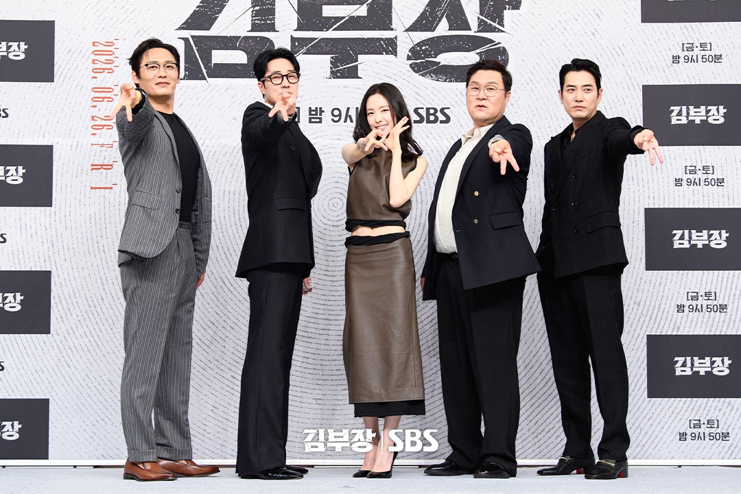 whiterosestea's tweet photo. #AgentKimReactivated Ratings
Eps 1: 9.5%
Eps 2: 15.7%
Eps 3: 18.8%
Eps 4: 21.6%

The drama has officially surpassed its 13% ratings target and it's already up to 21% by eps 4! So, when are the five cast going to stand in front of the SBS building and shout "Yahooo✌🏻" we're waiting 😊👏🏻

#SoJiSub #ChoiDaeHoon #YoonKyungHo #AgentKimReactivated