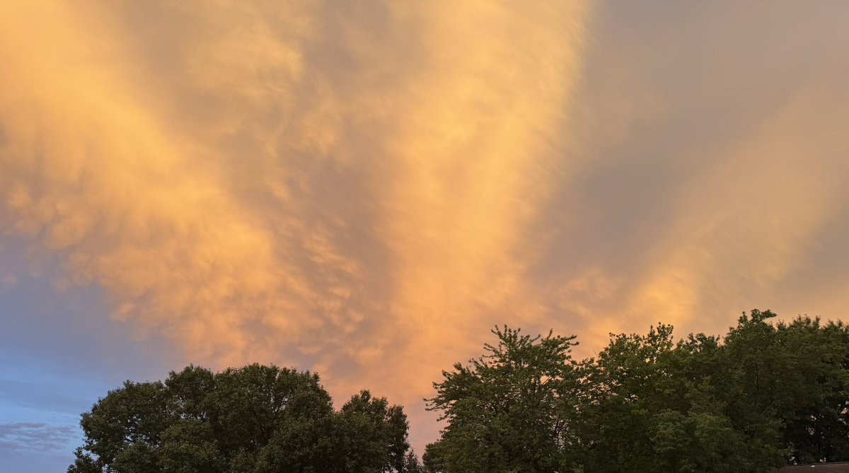 KC_TC6's tweet photo. Everyone's excited about fireworks..
I'm over here in love with the #SunsetAlert @fox4wx https://t.co/khSVovWyWJ