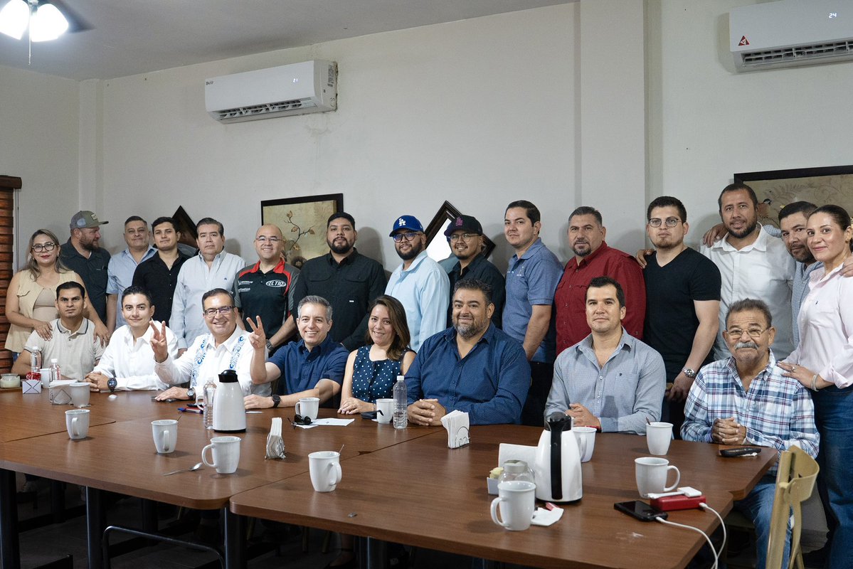 IdentidadSon's tweet photo. #Navojoa tiene una #nuevageneración de empresarios que no espera el futuro: lo está construyendo. Hoy nos reunimos para escuchar sus ideas, impulsar la #innovación y hablar de lo que realmente necesita el sector. El cambio empieza con el diálogo.👨🏻‍💻💡 @DelValleColosio https://t.co/SjAUR9RFTa