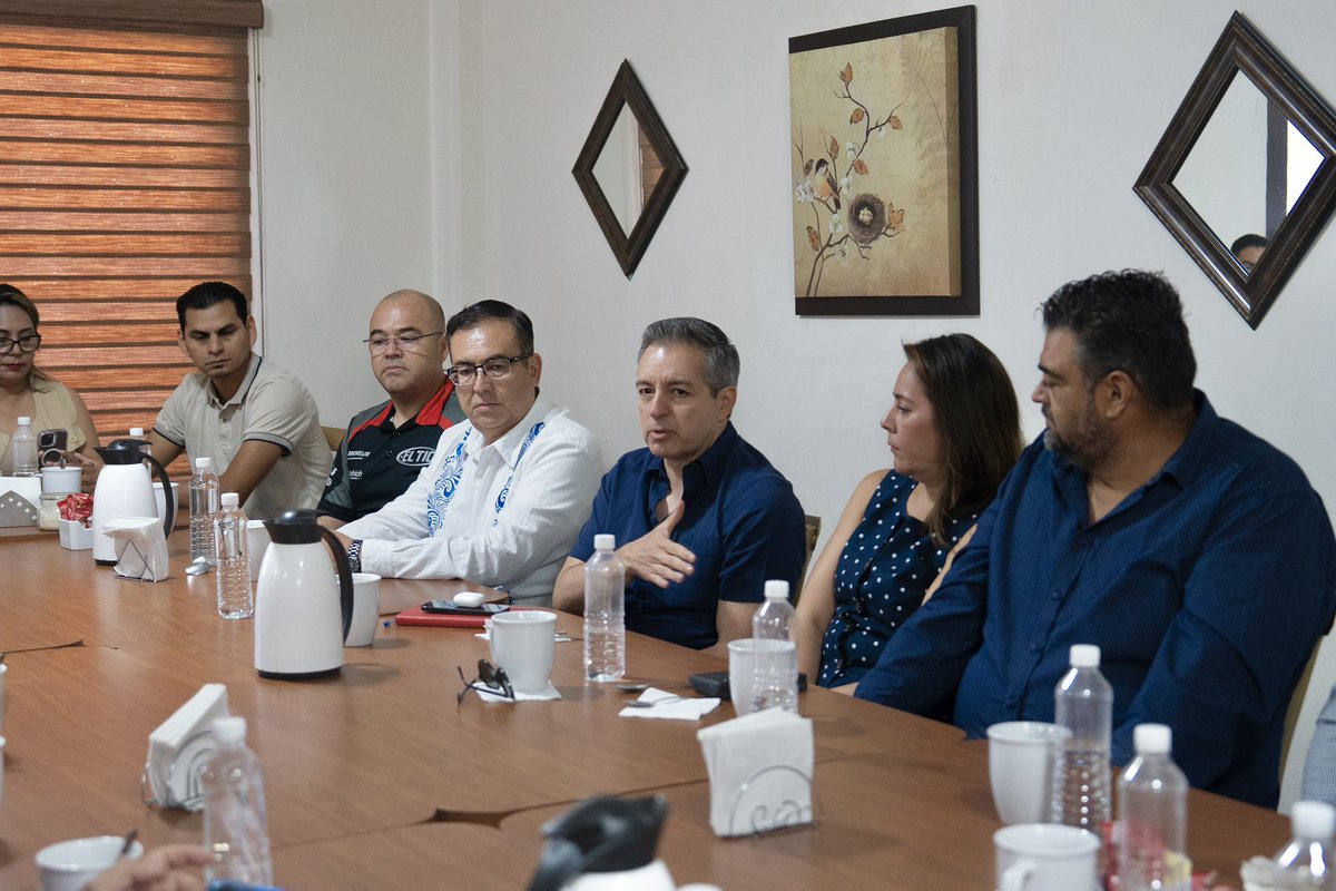 IdentidadSon's tweet photo. #Navojoa tiene una #nuevageneración de empresarios que no espera el futuro: lo está construyendo. Hoy nos reunimos para escuchar sus ideas, impulsar la #innovación y hablar de lo que realmente necesita el sector. El cambio empieza con el diálogo.👨🏻‍💻💡 @DelValleColosio https://t.co/SjAUR9RFTa