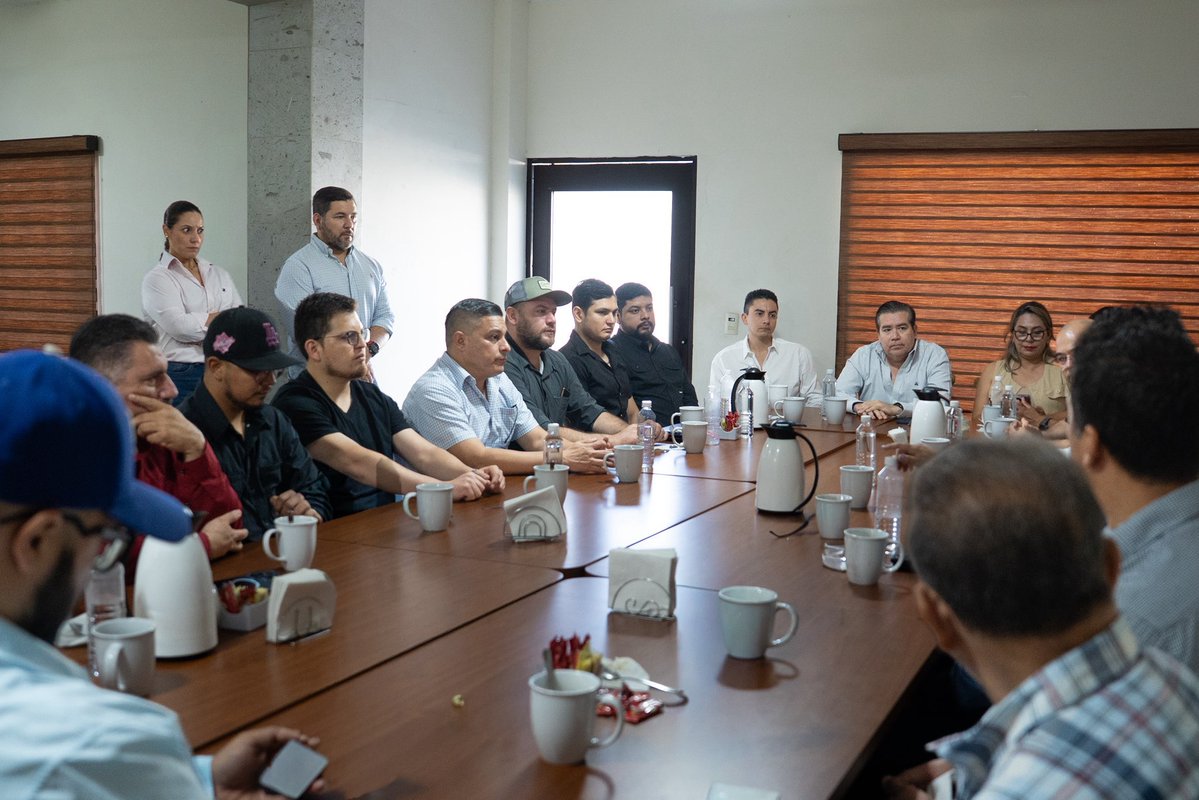 IdentidadSon's tweet photo. #Navojoa tiene una #nuevageneración de empresarios que no espera el futuro: lo está construyendo. Hoy nos reunimos para escuchar sus ideas, impulsar la #innovación y hablar de lo que realmente necesita el sector. El cambio empieza con el diálogo.👨🏻‍💻💡 @DelValleColosio https://t.co/SjAUR9RFTa