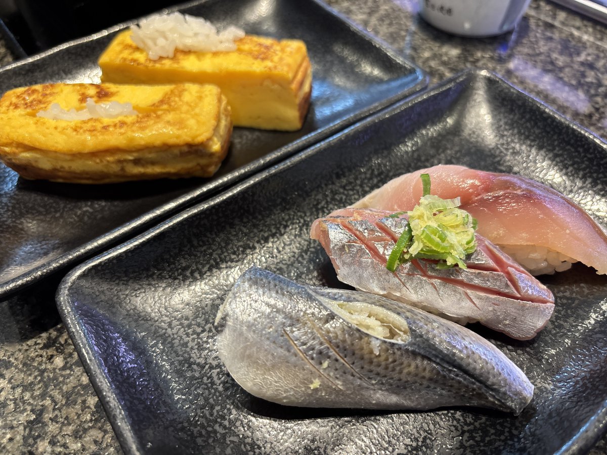 yuusukematsuda's tweet photo. サーモン出してしまうタイプの回らない寿司で朝食を。 https://t.co/1vI9Gecjjg