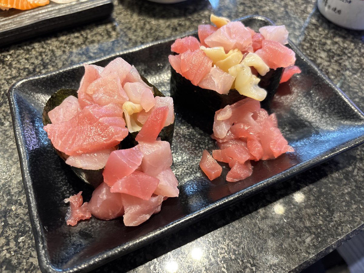 yuusukematsuda's tweet photo. サーモン出してしまうタイプの回らない寿司で朝食を。 https://t.co/1vI9Gecjjg