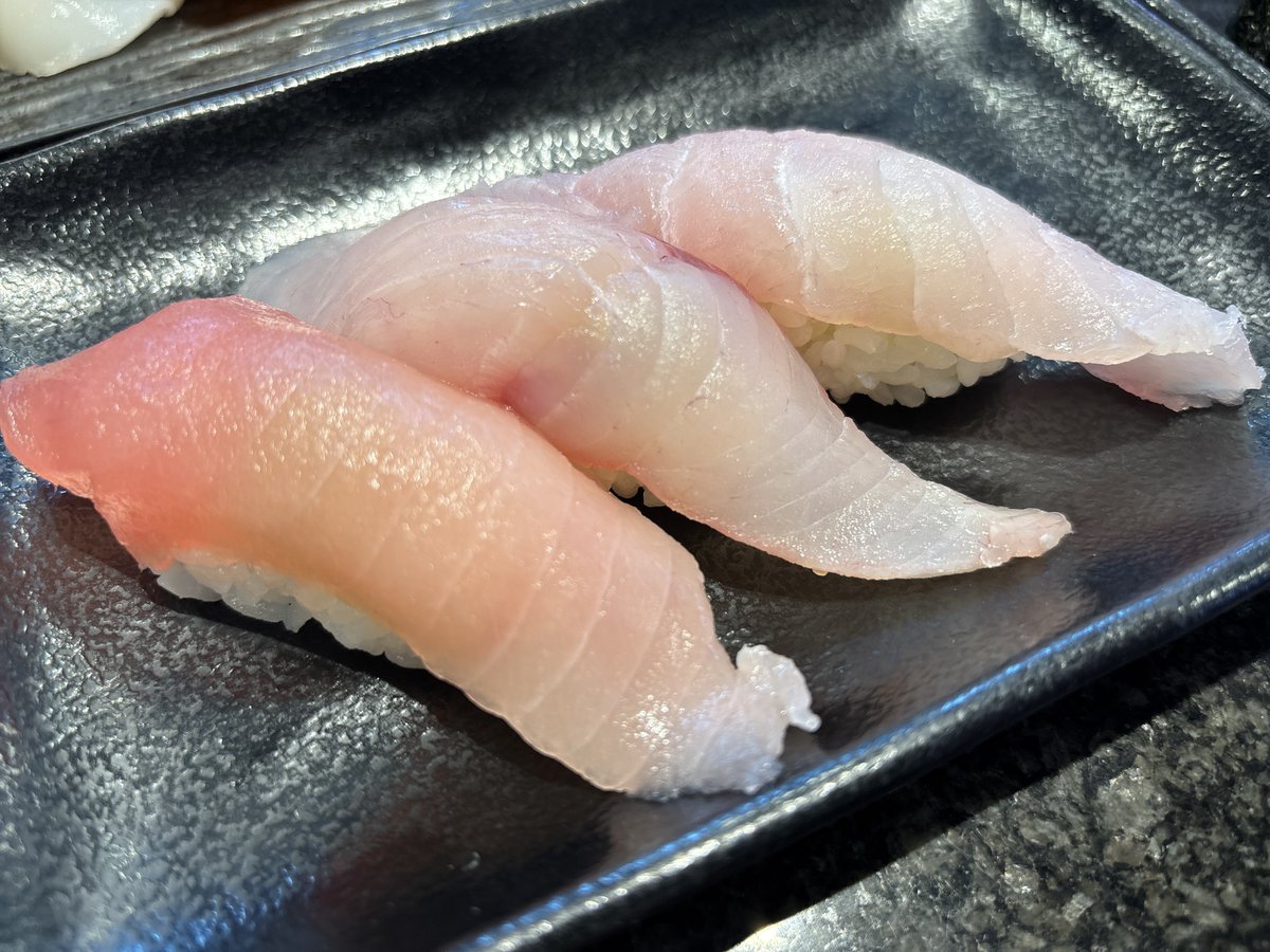 yuusukematsuda's tweet photo. サーモン出してしまうタイプの回らない寿司で朝食を。 https://t.co/1vI9Gecjjg