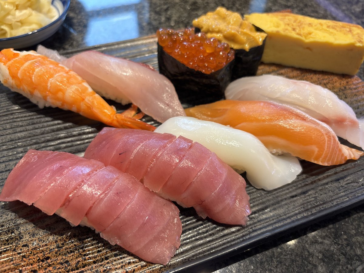 yuusukematsuda's tweet photo. サーモン出してしまうタイプの回らない寿司で朝食を。 https://t.co/1vI9Gecjjg