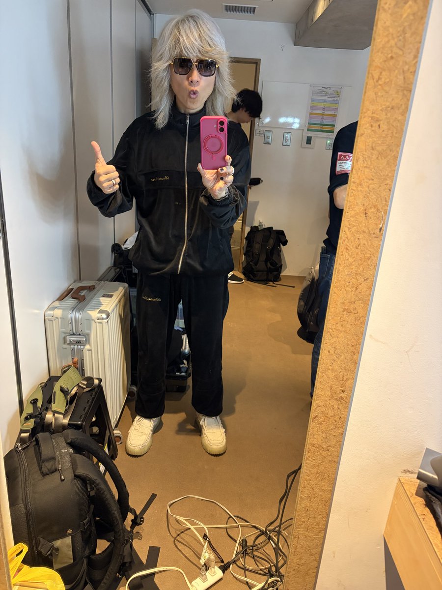 takuinakajima's tweet photo. 中島卓偉ブラックベロアセットアップジャージご予約受付本日まで！完全受注生産！二度と作れない！
よろしくちゃん！本日surfaceのお二人と渋谷ビーツで2マン！15時半開演！当日券あり！
#中島卓偉 https://t.co/NjQwqcUkDR