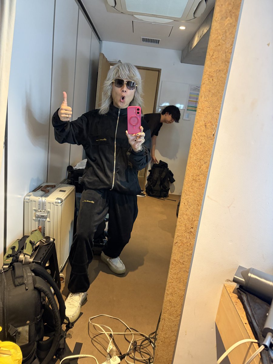 takuinakajima's tweet photo. 中島卓偉ブラックベロアセットアップジャージご予約受付本日まで！完全受注生産！二度と作れない！
よろしくちゃん！本日surfaceのお二人と渋谷ビーツで2マン！15時半開演！当日券あり！
#中島卓偉 https://t.co/NjQwqcUkDR