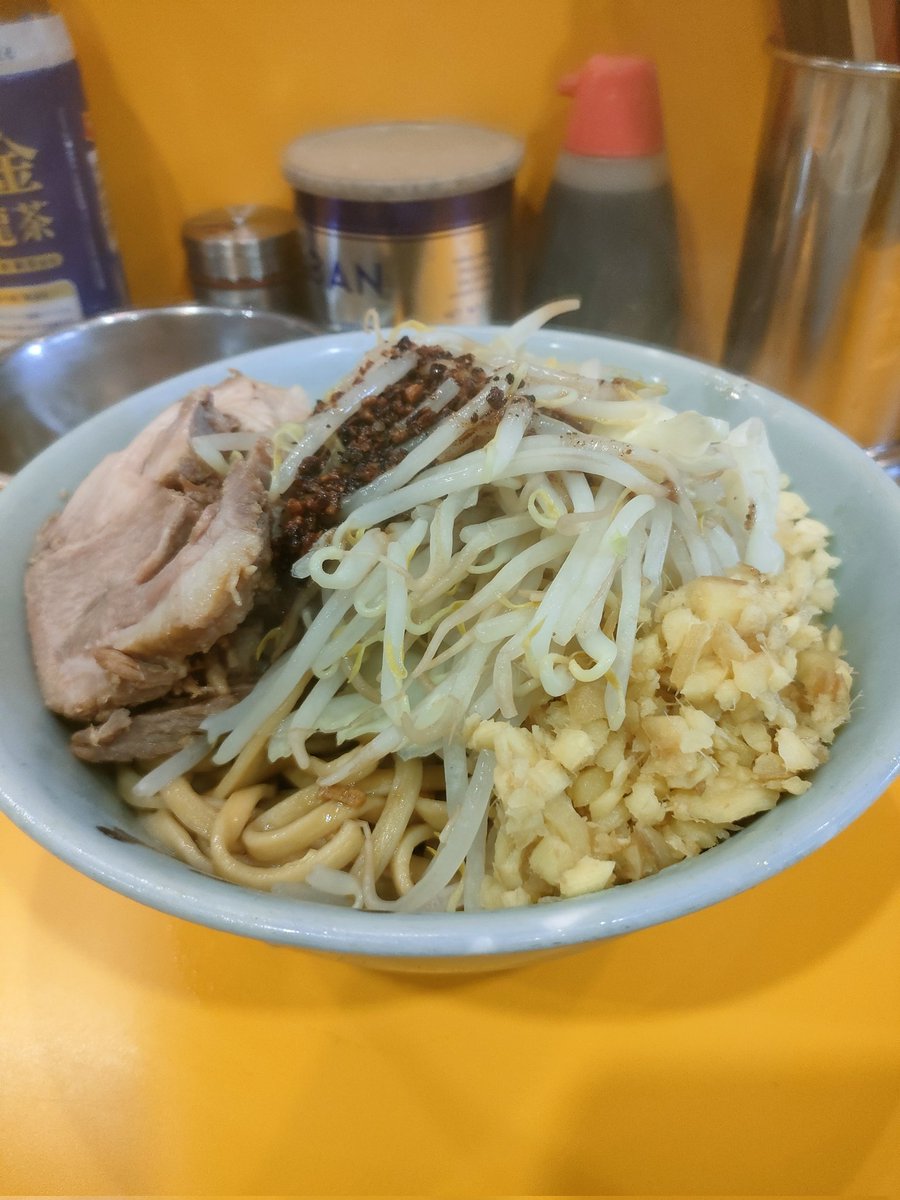 xkuZOLj2CxHHpMG's tweet photo. ラーメン二郎八王子野猿街道店２

タンクトップで来たらちょっと肌寒かったので

ひやこ（あたこ?釜揚げ）ショウガなま🥚　コールニンニク

我儘言って釜揚げにしてもらった　モチモチ麺が旨い　完全にクセになった✨ https://t.co/QrEXYbotv5