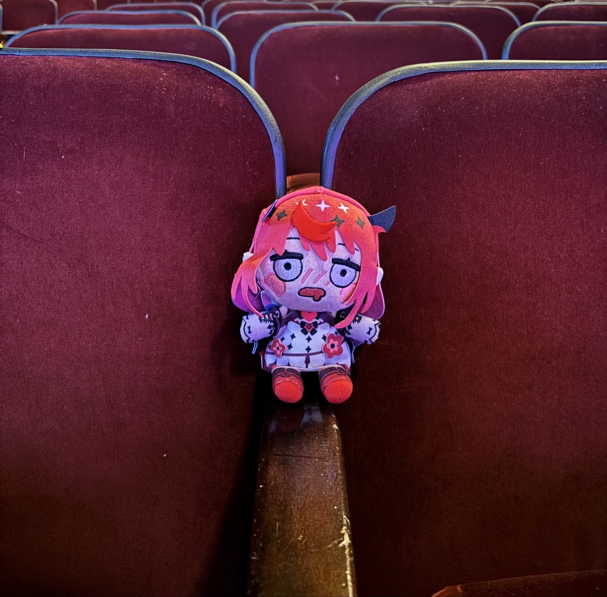 irys_en's tweet photo. She sitting and waiting for DAY 2 to start… LETS MAKE IT A GREAT LAST DAY!!! ✨🙌 #holoserendipity https://t.co/AIyAC2JB9J