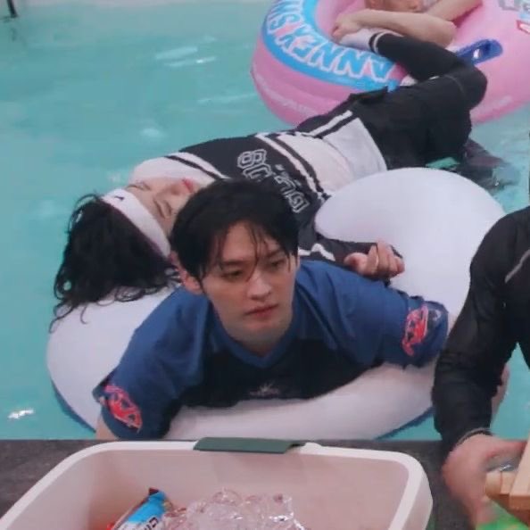 misobundle's tweet photo. whatever minsung got going on that day https://t.co/pOPQ1HabHi
