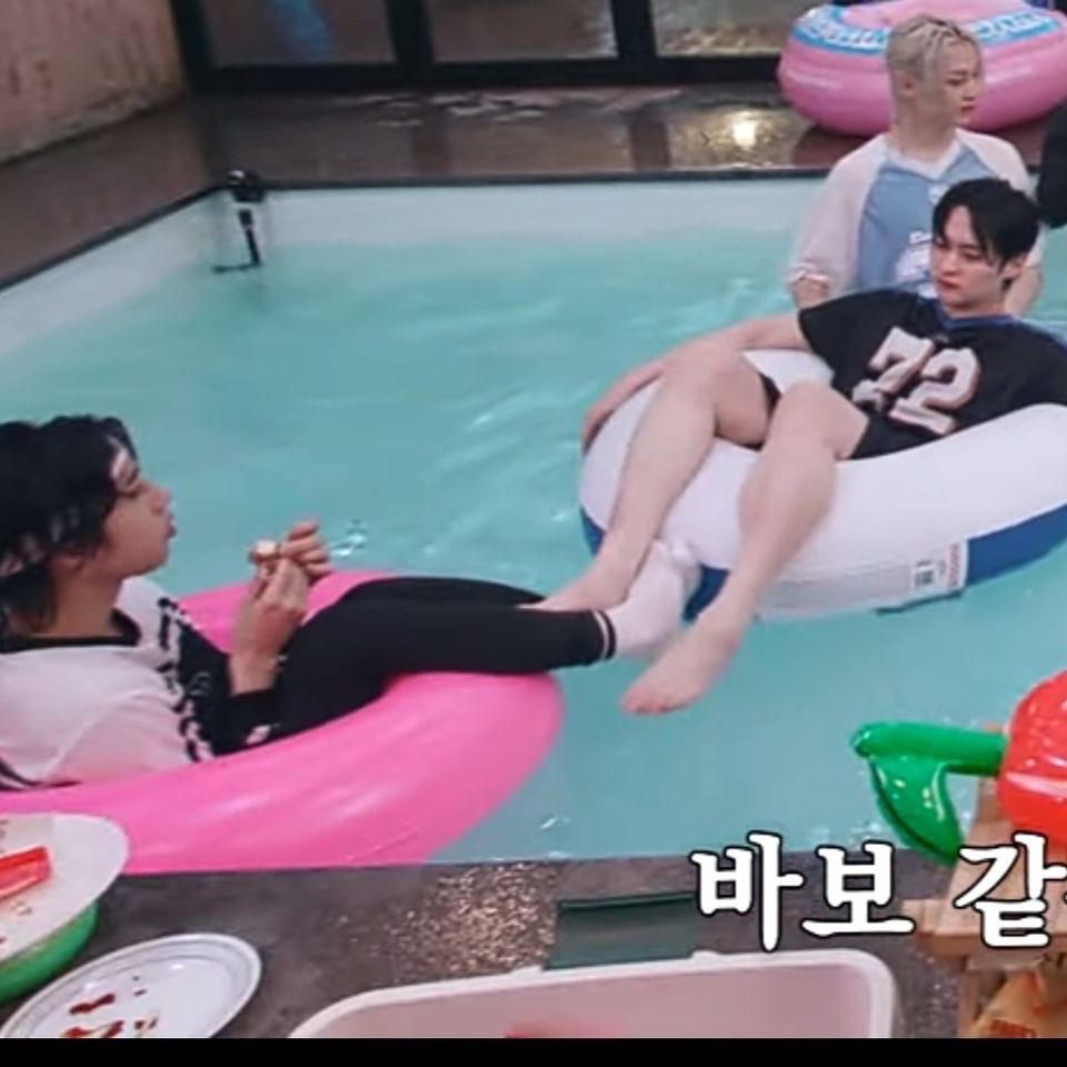 misobundle's tweet photo. whatever minsung got going on that day https://t.co/pOPQ1HabHi