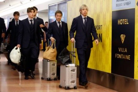 buzzjpnews's tweet photo. 📸 日本代表はプレーだけじゃない。

スーツ姿まで決まりすぎ…✨

👔 中村敬斗選手
👔 谷口彰悟選手
👔 久保建英選手
👔 堂安律選手
👔 上田綺世選手

ピッチでの真剣な姿とのギャップも魅力ですね🇯🇵⚽

あなたが「一番スーツが似合う！」と思う選手は？👀 https://t.co/bmOm4xUXx4