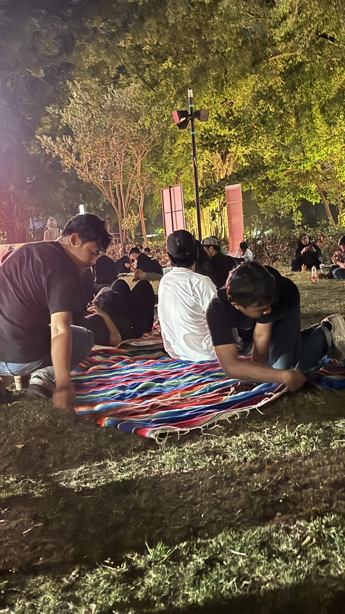 singkeek's tweet photo. kesadaran we masih jetlag bisa bisa nya maghrib nyore sante picnic di balekambang liat nadifh basalamah trs berakhir rave party sampe subuh https://t.co/gwo8EEb2Af