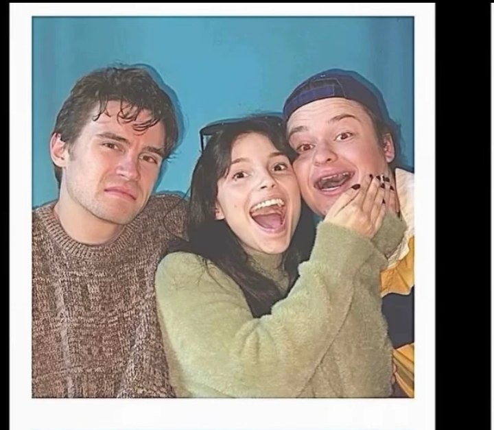 David_Da_Boss's tweet photo. Ian was trying to sabotage Bear the whole time because he wanted nikki for himself. In the beginning scene he tells Bear that his confession was cringe and that he should call her “freaky nikki” which he knew she wouldn’t like. He also wouldnt leave the table at trivia night and then once again interrupted bear on purpose at the bar. #Obsession