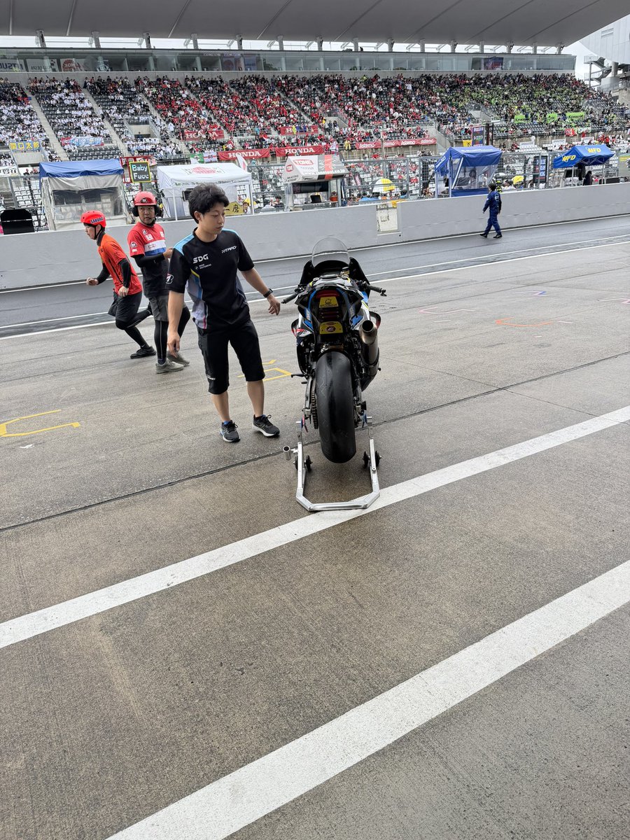 kb839's tweet photo. 30分後すたーーと！
スタート進行開始！
 #鈴鹿8耐 https://t.co/6q5eRYc4bW