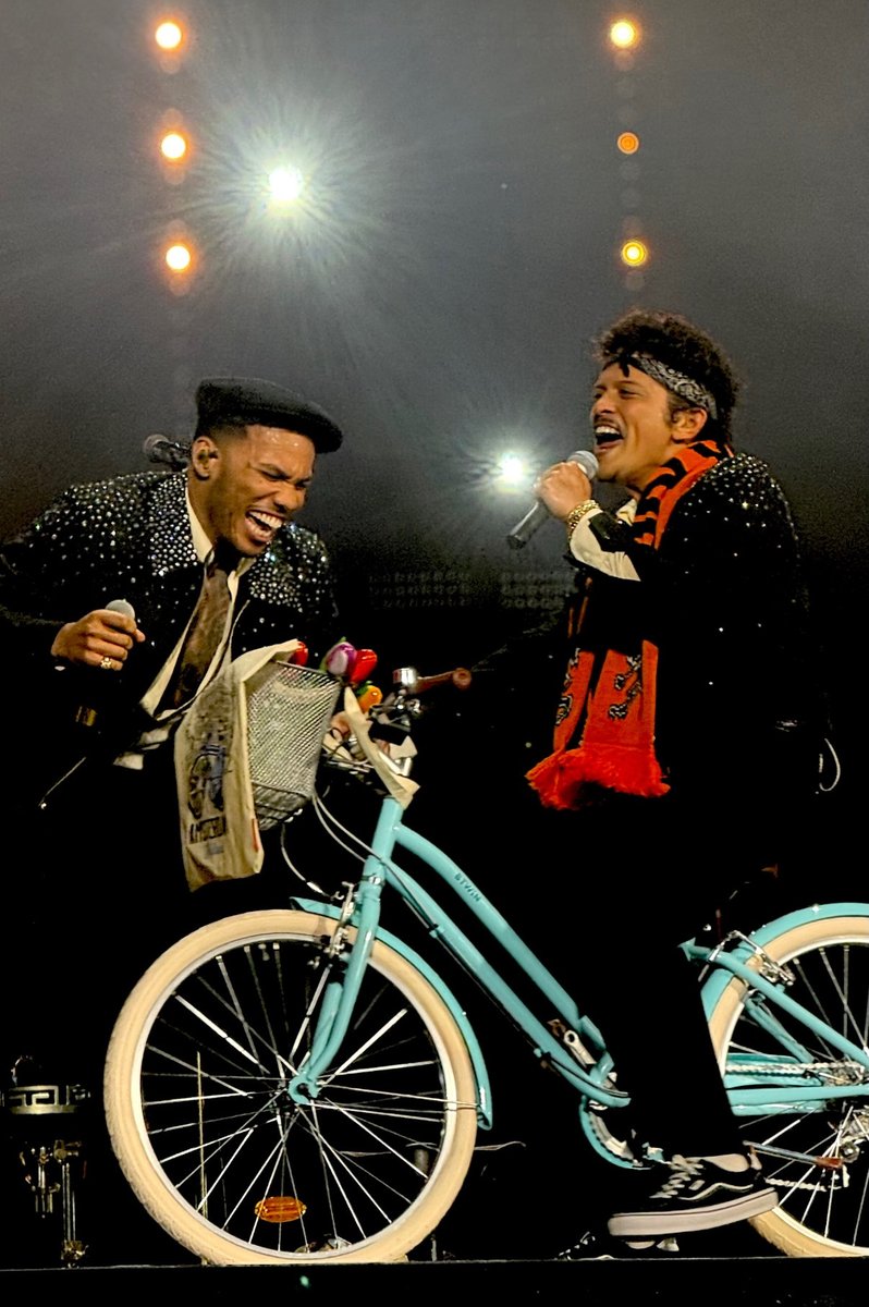marschives's tweet photo. 🇳🇱 A newly shared photo of Anderson .Paak laughing at Bruno Mars as he rides a bicycle on stage during Silk Sonic's ‘Leave The Door Open’ yearn-off segment on ‘The Romantic Tour’ - Night 32 show at the Johan Cruijff Arena in Amsterdam.

© Jeroen Nieuwenhuis
#TheRomanticTour 
#TheRomanticWorldTour
#TheRomanticTourAmsterdam