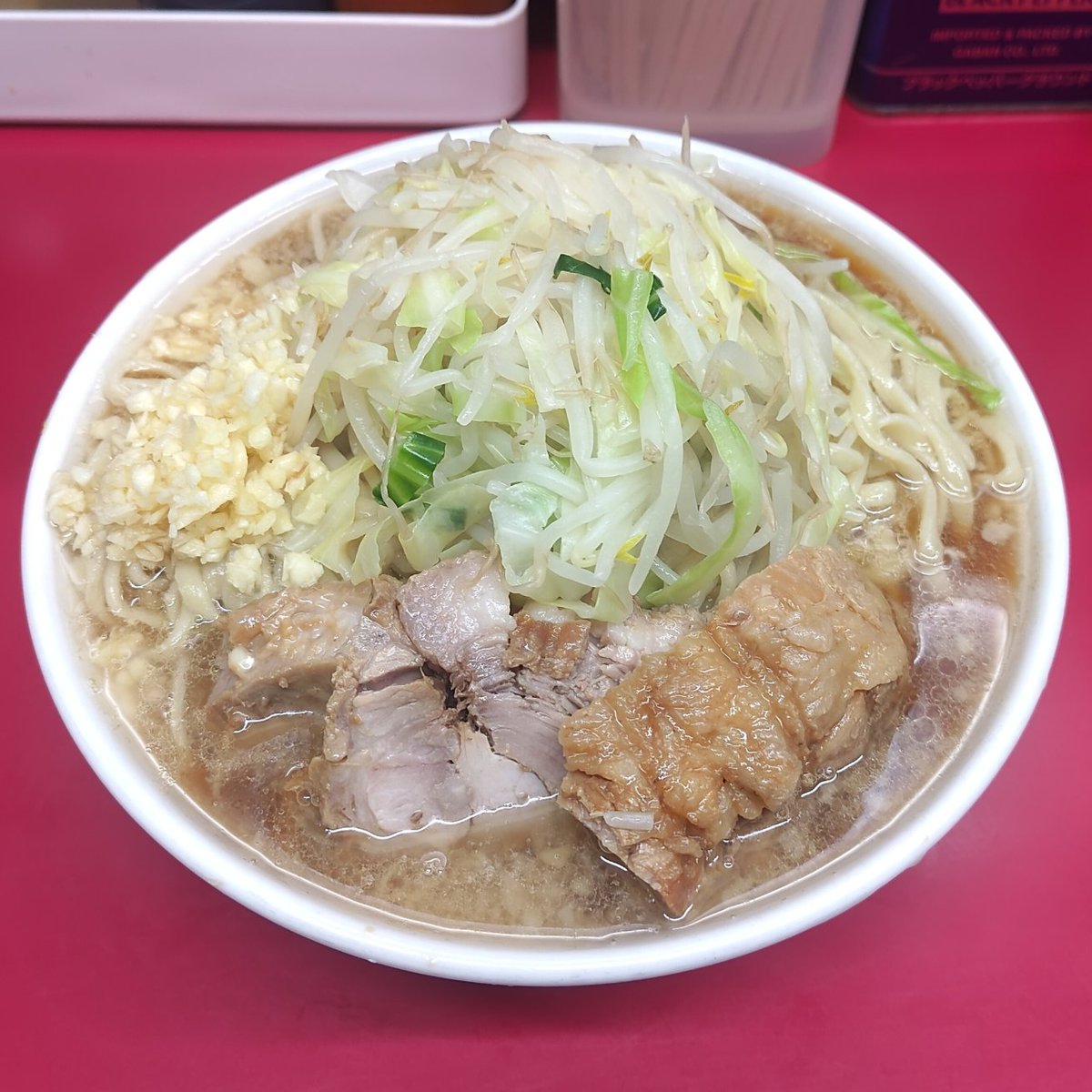 humbler_tw's tweet photo. 07/04(土)
ラーメン二郎 中山駅前店

助手さんのも美味しいし目をつぶればわからないんだけど…店主渾身の一杯はこちらの気合いも違うよね。
ラスロのクリーミーな激ウマのやつ！
過去最高の盛りで超満腹。 https://t.co/tFW7gn2gmw
