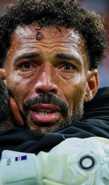 irlandamaya's tweet photo. Lo escribió Vozinha horas antes de enfrentar al campeón del mundo. No fue una arenga: fue una profecía.

“Serán más de 11 jugadores: será todo un pueblo en el campo. Porque no hay islas. No hay distancia. No hay fronteras. Somos una bandera.”

Y así jugó. Como si detrás de sus guantes empujara medio millón de personas, más toda la diáspora regada por el mundo, más los millones de desconocidos que en tres semanas adoptaron a Cabo Verde como segunda patria.

A los 40 años, en su primer Mundial, el arquero que aprendió a atajar mirando videos porque en su isla no había entrenadores de porteros, le tapó el alma al mejor jugador de todos los tiempos. Una, dos, tres veces le dijo que no a Messi, el ídolo que soñaba enfrentar. Estiró la agonía del campeón hasta un tiempo extra que nadie imaginó, y solo un desvío, a nueve minutos del final, pudo doblegarlo.

Cuando terminó, levantó los guantes al cielo y aplaudió a su gente, empapado, con la mirada de quien lo dio absolutamente todo.

Él mismo lo había dicho: “Ojalá un día los niños quieran ser como un futbolista de Cabo Verde.” Después de este Mundial, Vozinha, ya no hace falta desearlo. Millones de niños, en tu tierra y en todas partes, aprendieron tu nombre.

Tenías razón: no hay islas. Hoy el mundo entero fue Cabo Verde. 🌊🇨🇻 #CaboVerde ❤️
