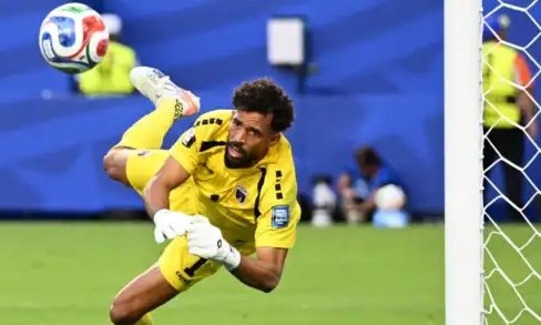 irlandamaya's tweet photo. Lo escribió Vozinha horas antes de enfrentar al campeón del mundo. No fue una arenga: fue una profecía.

“Serán más de 11 jugadores: será todo un pueblo en el campo. Porque no hay islas. No hay distancia. No hay fronteras. Somos una bandera.”

Y así jugó. Como si detrás de sus guantes empujara medio millón de personas, más toda la diáspora regada por el mundo, más los millones de desconocidos que en tres semanas adoptaron a Cabo Verde como segunda patria.

A los 40 años, en su primer Mundial, el arquero que aprendió a atajar mirando videos porque en su isla no había entrenadores de porteros, le tapó el alma al mejor jugador de todos los tiempos. Una, dos, tres veces le dijo que no a Messi, el ídolo que soñaba enfrentar. Estiró la agonía del campeón hasta un tiempo extra que nadie imaginó, y solo un desvío, a nueve minutos del final, pudo doblegarlo.

Cuando terminó, levantó los guantes al cielo y aplaudió a su gente, empapado, con la mirada de quien lo dio absolutamente todo.

Él mismo lo había dicho: “Ojalá un día los niños quieran ser como un futbolista de Cabo Verde.” Después de este Mundial, Vozinha, ya no hace falta desearlo. Millones de niños, en tu tierra y en todas partes, aprendieron tu nombre.

Tenías razón: no hay islas. Hoy el mundo entero fue Cabo Verde. 🌊🇨🇻 #CaboVerde ❤️