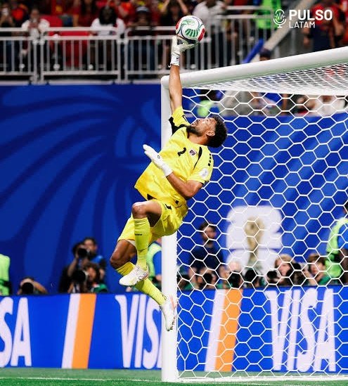 irlandamaya's tweet photo. Lo escribió Vozinha horas antes de enfrentar al campeón del mundo. No fue una arenga: fue una profecía.

“Serán más de 11 jugadores: será todo un pueblo en el campo. Porque no hay islas. No hay distancia. No hay fronteras. Somos una bandera.”

Y así jugó. Como si detrás de sus guantes empujara medio millón de personas, más toda la diáspora regada por el mundo, más los millones de desconocidos que en tres semanas adoptaron a Cabo Verde como segunda patria.

A los 40 años, en su primer Mundial, el arquero que aprendió a atajar mirando videos porque en su isla no había entrenadores de porteros, le tapó el alma al mejor jugador de todos los tiempos. Una, dos, tres veces le dijo que no a Messi, el ídolo que soñaba enfrentar. Estiró la agonía del campeón hasta un tiempo extra que nadie imaginó, y solo un desvío, a nueve minutos del final, pudo doblegarlo.

Cuando terminó, levantó los guantes al cielo y aplaudió a su gente, empapado, con la mirada de quien lo dio absolutamente todo.

Él mismo lo había dicho: “Ojalá un día los niños quieran ser como un futbolista de Cabo Verde.” Después de este Mundial, Vozinha, ya no hace falta desearlo. Millones de niños, en tu tierra y en todas partes, aprendieron tu nombre.

Tenías razón: no hay islas. Hoy el mundo entero fue Cabo Verde. 🌊🇨🇻 #CaboVerde ❤️