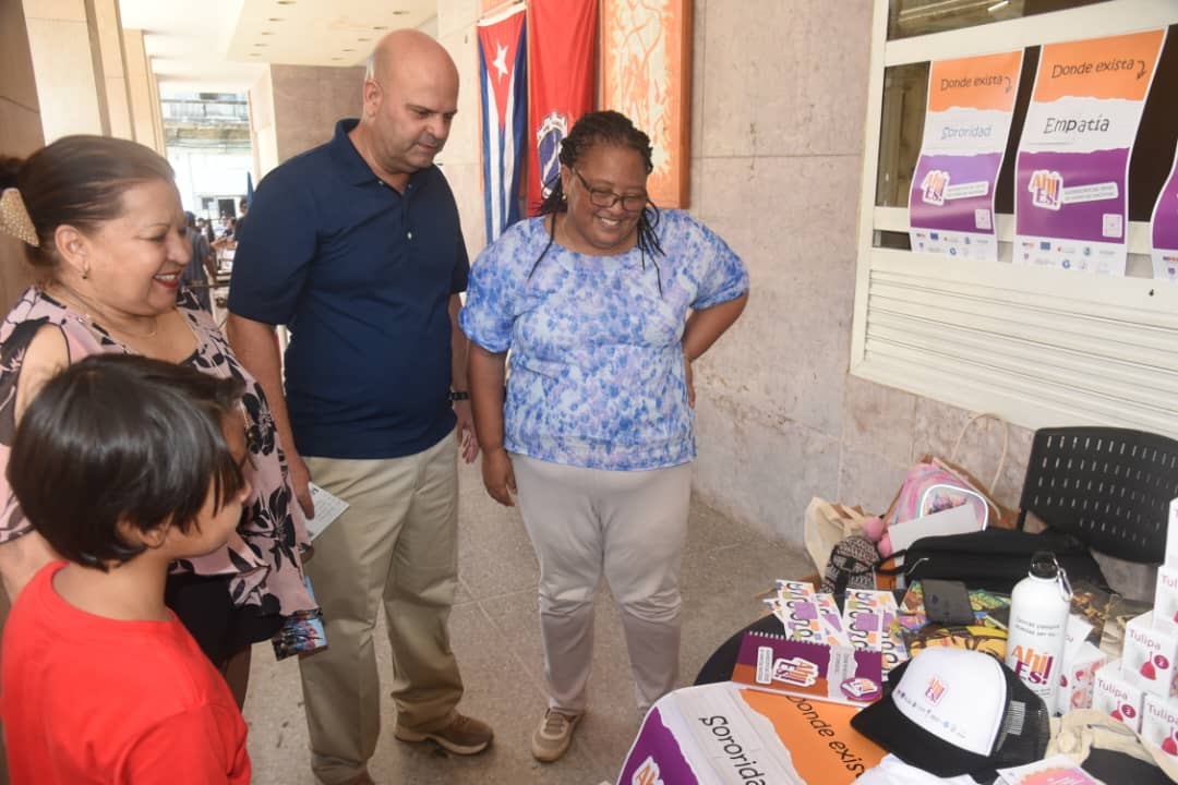 TeresaBoue's tweet photo. La barriada de Centro Habana vibró con la acción comunitaria convocada por #CTC como parte d Mi barrio por la Patria. La Editorial ♀️con la campaña Ahí Es, llevó mjes de compromiso social, talleres d copas menstruales, y aprendizajes q promueven salud y derechos d las♀️#FMC
#Cuba https://t.co/g9GxRCCiag