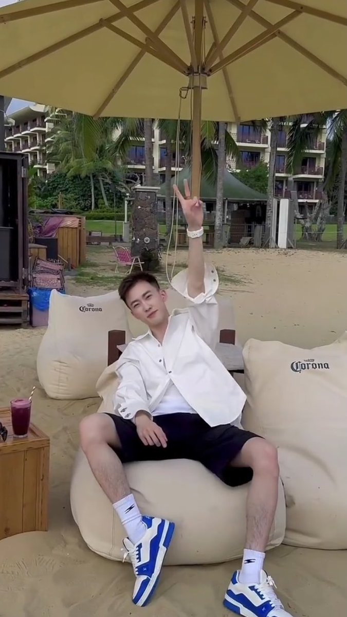 aniskim_'s tweet photo. I’m renting do you have a date https://t.co/1L1Bq72MF7