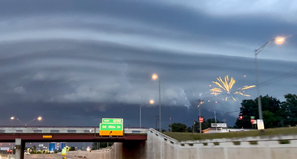 tornadopaigeyy's tweet photo. PEAK ‘MERICA! Fireworks and shelf cloud in OKC!! 🎇🇺🇸 https://t.co/yUMNyEvcsn