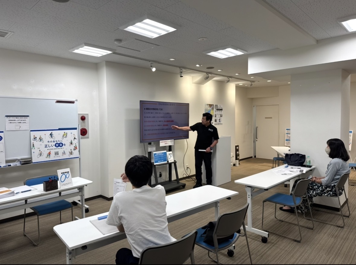 BCC_meguro's tweet photo. 🚲本日13:30 最終回！
青切符制度講習会を開催します。
「どこを通ればいい？」
「自転車保険は必要？」
そんな疑問にサイクルアドバイザーがお答えします。
参加無料！
📍代々木駅西口徒歩約10秒
https://t.co/amFo1hEf6V
#青切符 #自転車 https://t.co/BbcmprtkJn