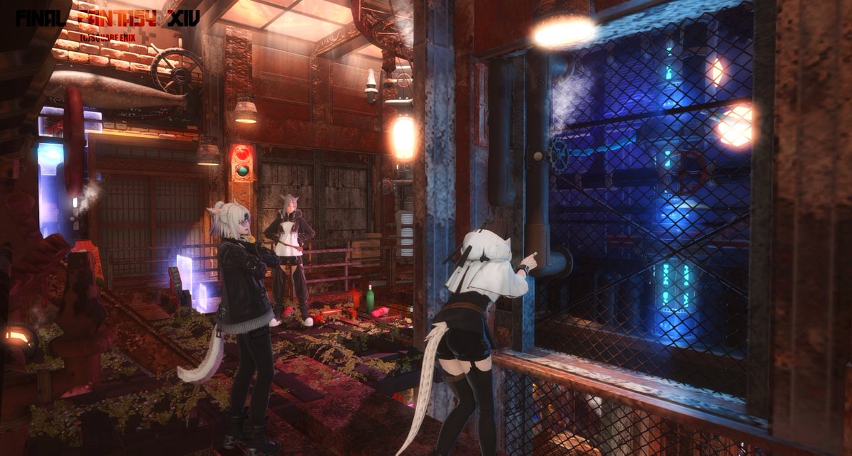 hana_hikasen's tweet photo. しゃるさんの【朽鉄回廊】にお邪魔しました！見て回るのが楽しすぎる朽ちゆく街がそこにありました。かつての電力機構、搬入口、誰かの切ないストーリーを抱えて眠るくまちゃん人形、と作り手さんのお話もたくさん聞けて最高に贅沢でした。影がまた美しい！(1/2)
 #ルン工房 https://t.co/R8Iwmtqk4l