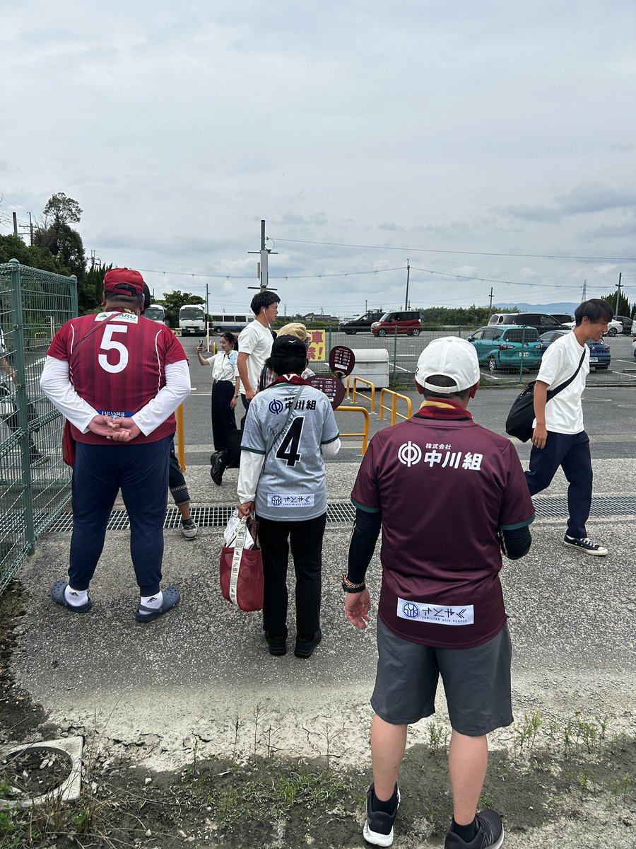 jets8's tweet photo. 選手バス、もうすぐ着くらしいから、挨拶行かな。

と相手チーム到着に合わせて、いそいそと移動する、愛しい飛鳥FCサポーターさん達。

個人的には、一番楽しみにしてる対戦。
オペラの応援してる人は、勝手にオペラさんと名付けよう😀

次は負けないぞ‼️

 #求ム応援 https://t.co/mW3R46RiY0
