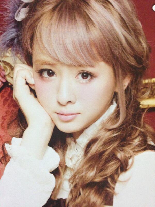 hello_rock_s's tweet photo. ちゃんりーそこから数年18歳くらいから神がかったビジュになり始めたのよね。本当に梨沙子以上の美少女ってハロプロでいまだにいない。造形美なの。 https://t.co/e5b7Sfcs6D