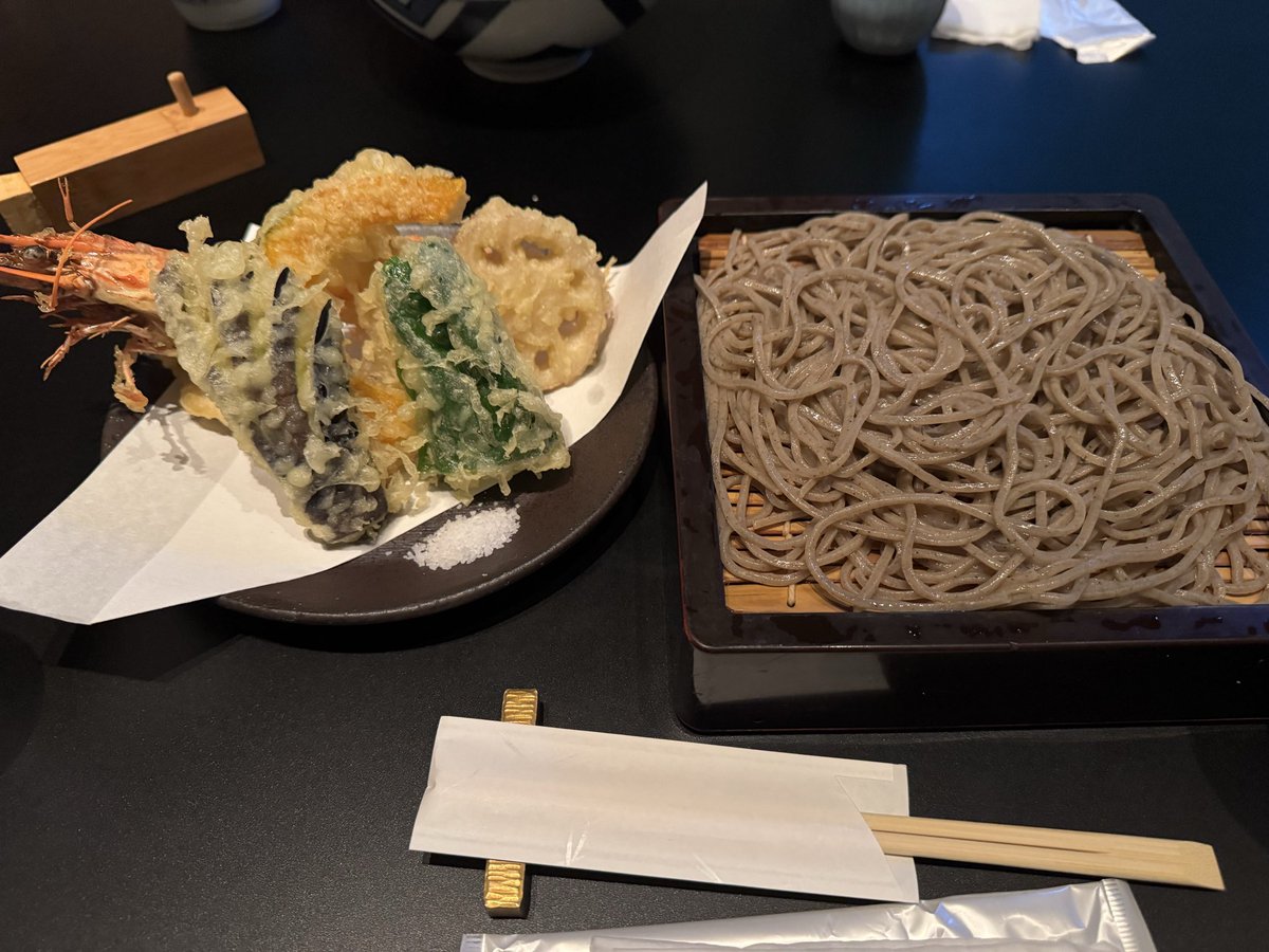 admtwjt's tweet photo. おはようございます😃
昨日、無事に家族の結婚式終わって帰宅しました！疲れたけど、良い式になって良かった㊗️     結婚式の前日は星野リゾートエリアにあるハルニレテラス内の蕎麦屋、せきれい橋/川上庵さんで食べました😋
エビがデカい😳😳😳🦐🦐
宿泊場所もライトアップがきれい😆 https://t.co/m6V2wlBLBj