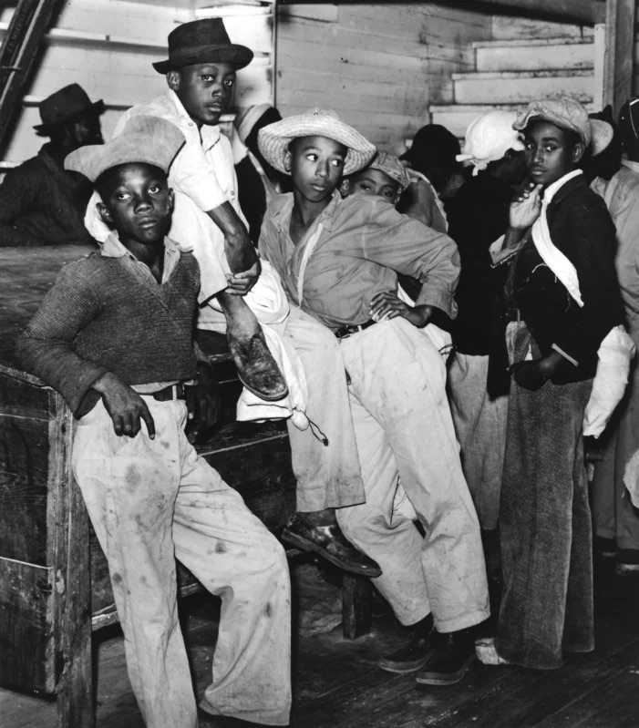 AfricanArchives's tweet photo. Teenagers waiting to get paid for cotton picking in 1939 in Mileston, Mississippi https://t.co/ANmepvVE5p