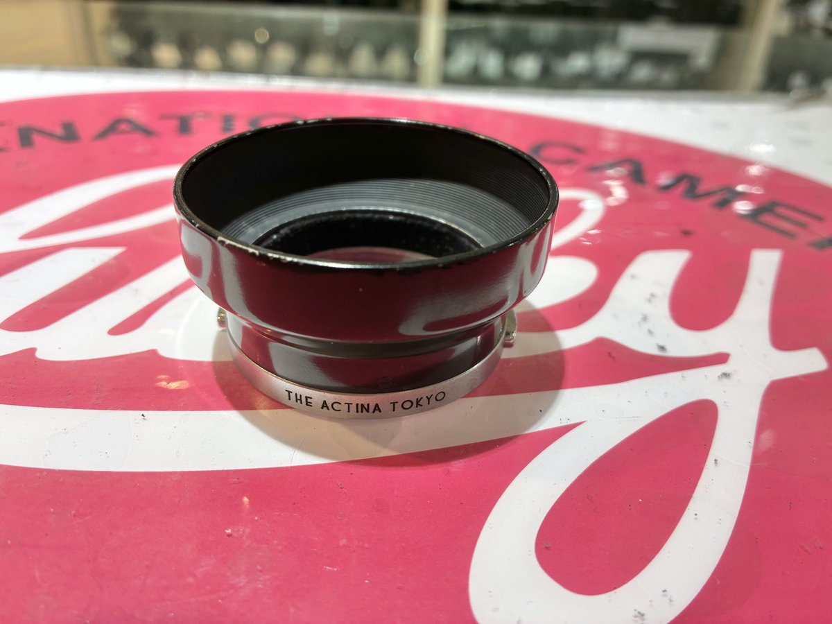 LuckyCameraShop's tweet photo. 【注目商品】

おはようございます！

本日の注目商品はこちら

Actina Lens Hood for Summicron 50mm 

日本ライツ代理店であったシュミット商会製レンズフード

E39径のズミクロンなどのITDOOやIROOAが装着できる50mmレンズに使用可能

店頭限定品になります

TEL 03-3354-7898

#ラッキーカメラ https://t.co/N2C0oWmNHM