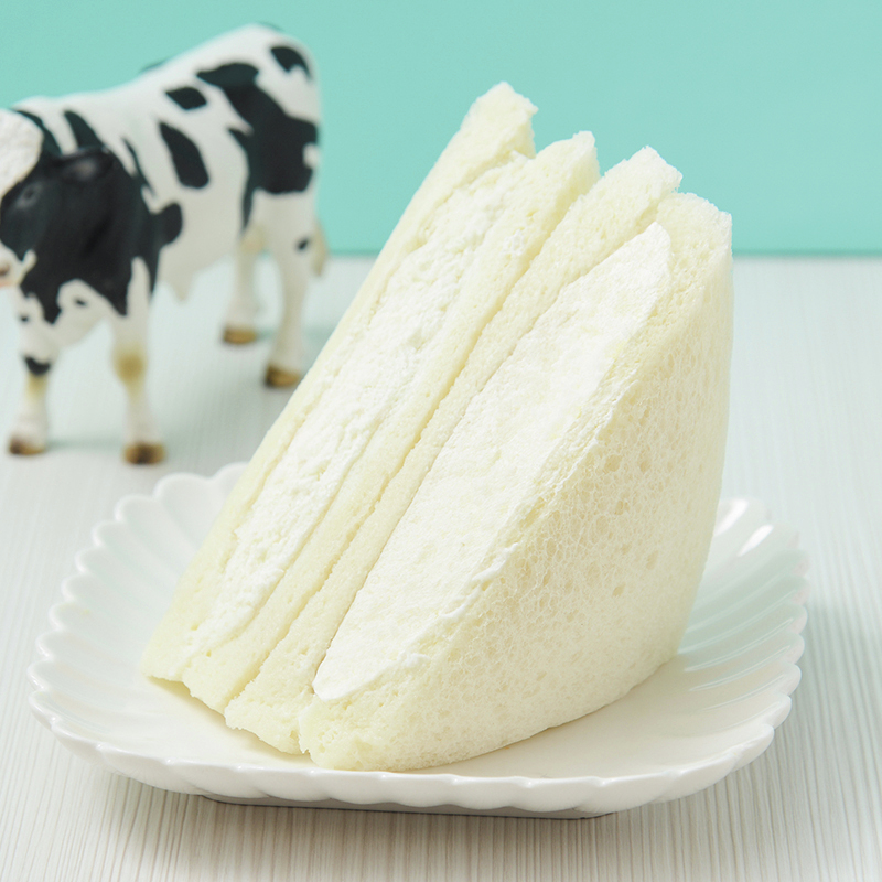 akiko_lawson's tweet photo. 「MILK監修 たっぷり生クリームサンド」が発売中♪
ふんわりとしたパンと北海道産生クリームをたっぷり使用したホイップの組み合わせは、デザートタイムや軽いお食事に最適です(^^) https://t.co/VmlIMUWaky