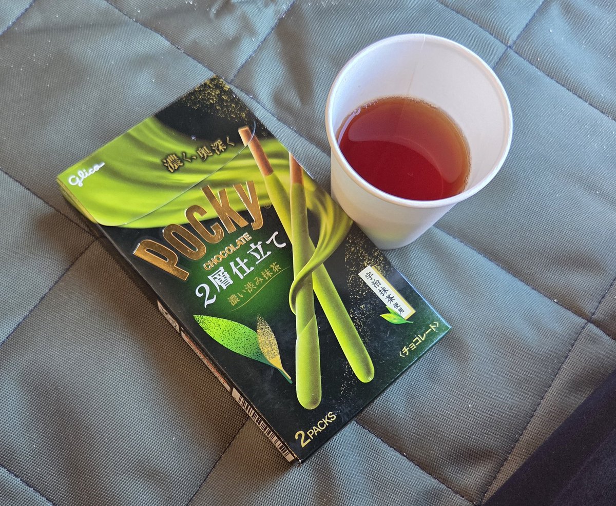 usermetatea's tweet photo. 抹茶ポッキーとアイスティー

朝から海行って砂遊び&amp;ちょこっと水遊びさせたけど9時でも30度近くて死にそうだった😇
テントでかなりマシにはなったけどそれでもくそ暑すぎる😇 https://t.co/r4qruv3A2n