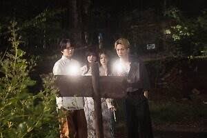 _Matsu_PREDATOR's tweet photo. 口に関するアンケート鑑賞👀有名な呪いの木へ肝試しに行った大学生4人組。道中その中の1人に異変が生じ連れ帰るがその後行方不明に。残った3人と後日同じ場所へ肝試しに行った2人組の証言を元に刑事が真相を探る。ストーリーが進み真相がわかってくるとあぁ〜そういうことだったのか！呪いの木を使った人怖？みたいな印象🫨ただ自分の理解力不足なのか結局あの子はなんだったの？とか色々謎が残ったまま🤔