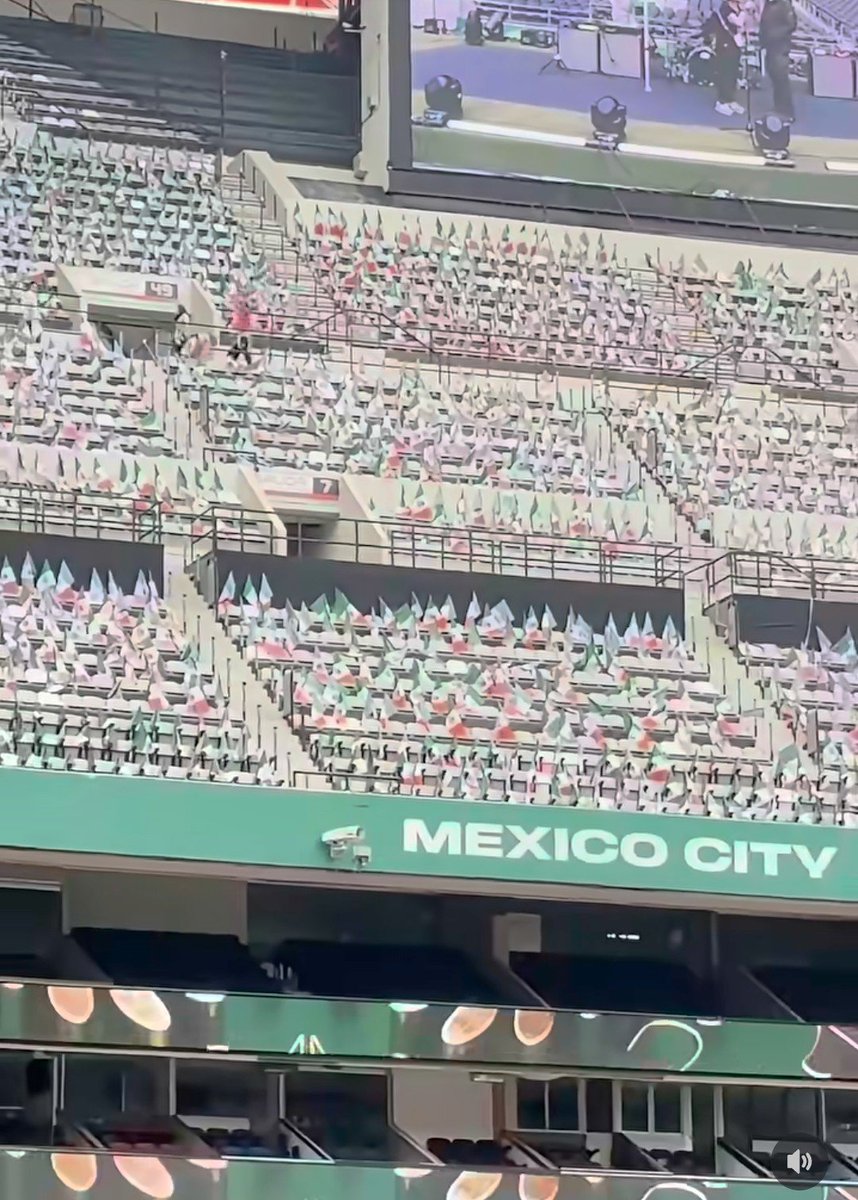 MXESTADIOS's tweet photo. Será fantástico!
México tendrá un gran recibimiento en el Azteca, con 80 mil banderas tricolores.
Ya están repartidas en la grada del Coloso. https://t.co/Q1MO3hUoSy